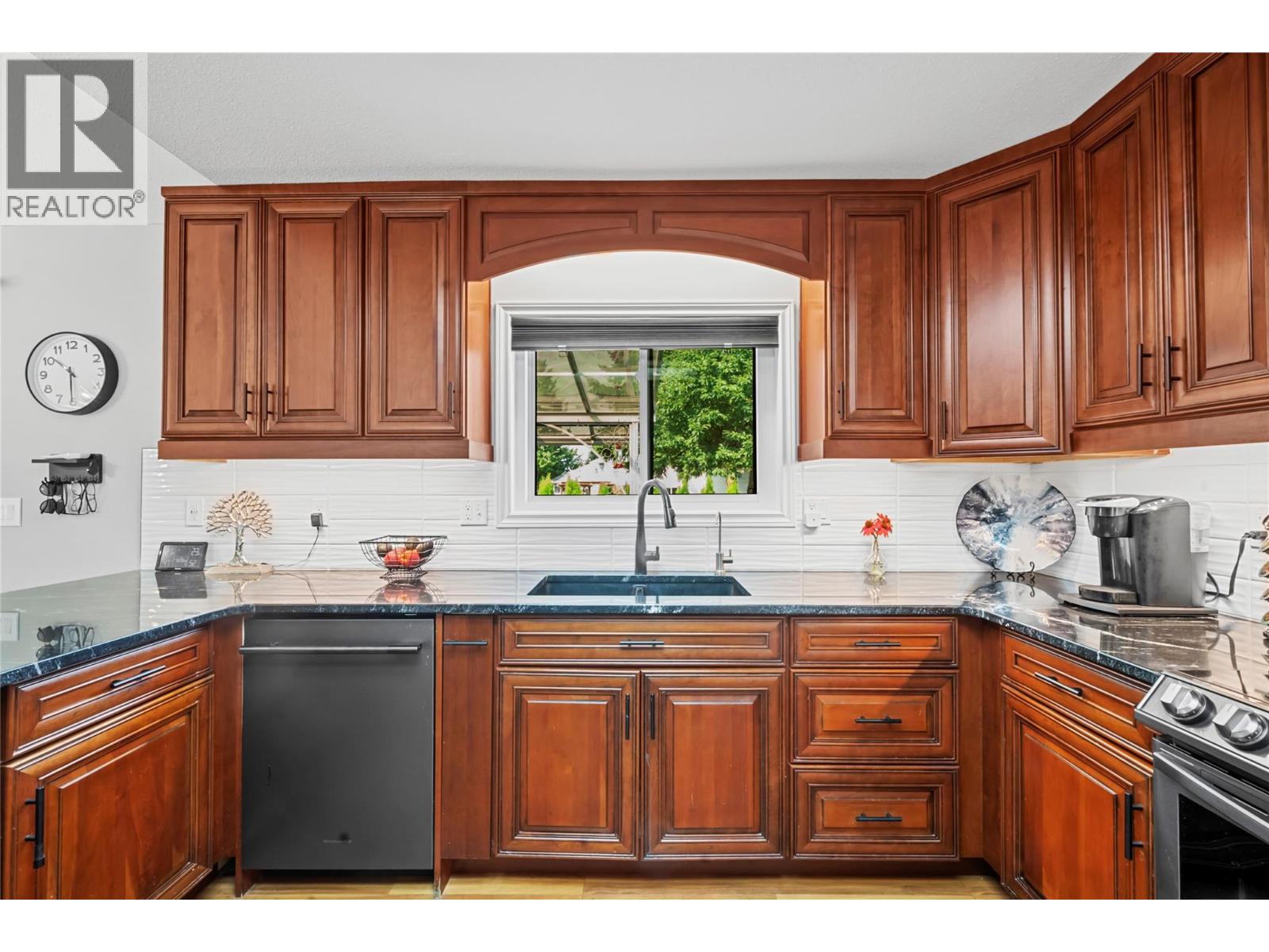 1571 17 Street Se, Salmon Arm, British Columbia  V1E 2M6 - Photo 22 - 10399045