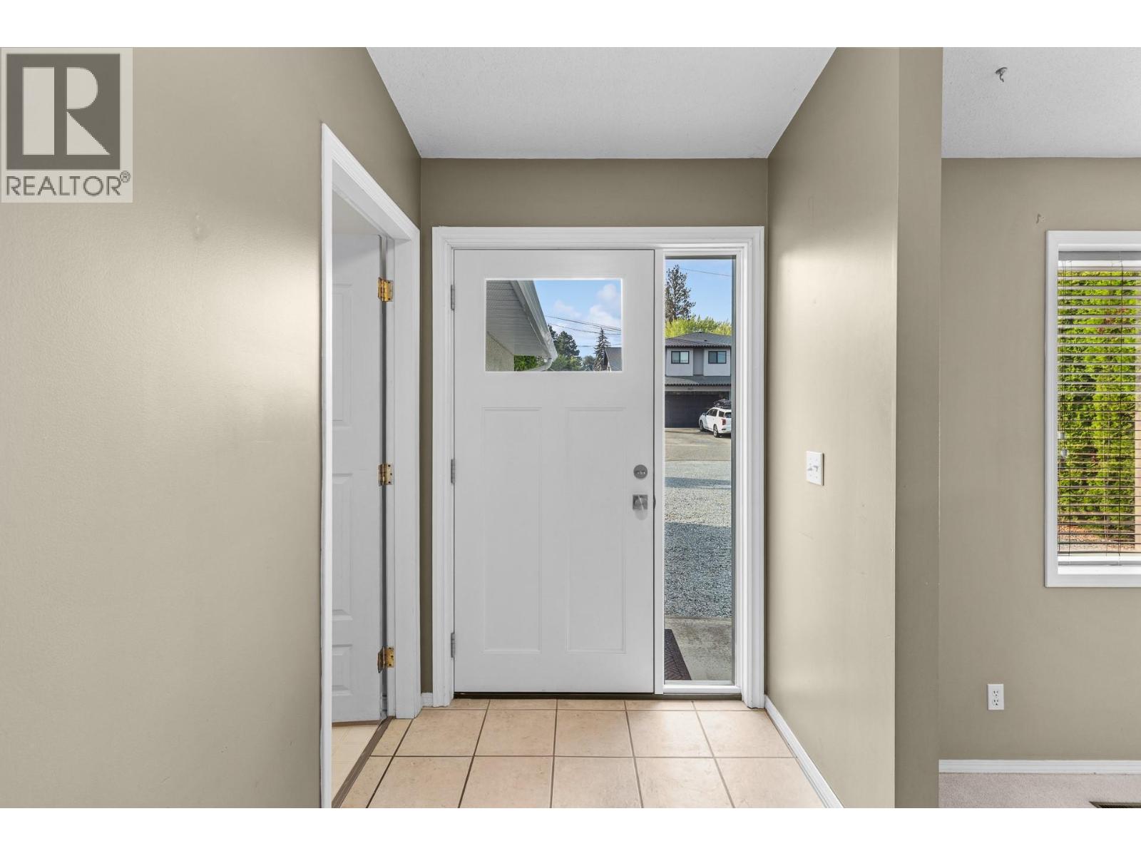 602 Willms Road, Kelowna, British Columbia  V1W 1B6 - Photo 5 - 10397792