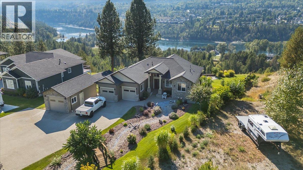 737 Prairie South Road, Castlegar, British Columbia  V1N 4K6 - Photo 1 - 10398989