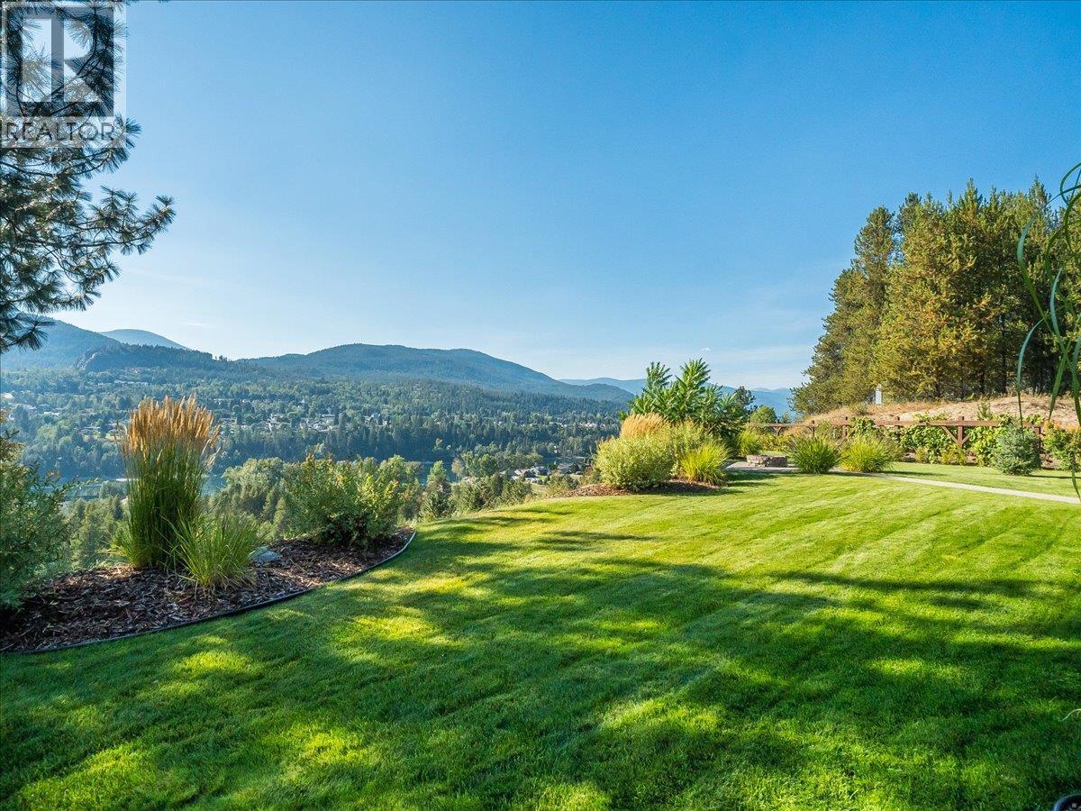 737 Prairie South Road, Castlegar, British Columbia  V1N 4K6 - Photo 11 - 10398989