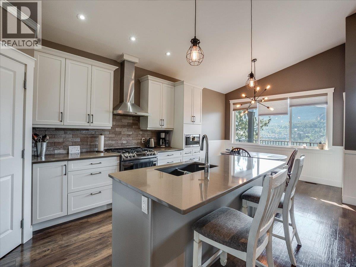 737 Prairie South Road, Castlegar, British Columbia  V1N 4K6 - Photo 15 - 10398989