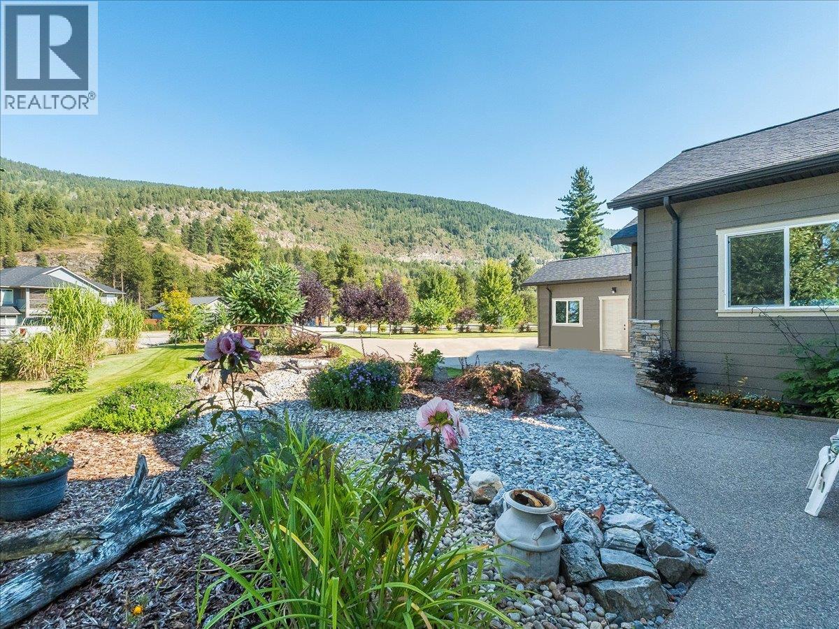737 Prairie South Road, Castlegar, British Columbia  V1N 4K6 - Photo 4 - 10398989