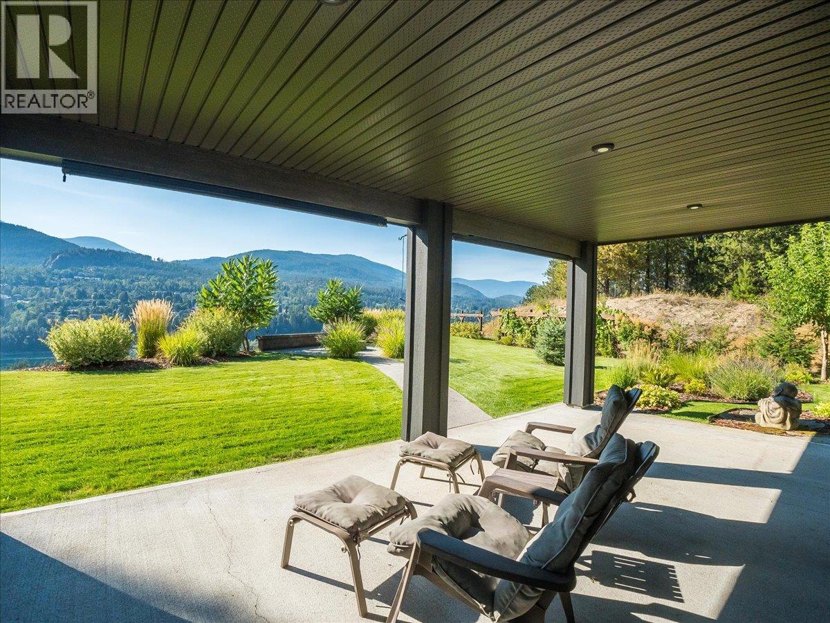 737 Prairie South Road, Castlegar, British Columbia  V1N 4K6 - Photo 6 - 10398989