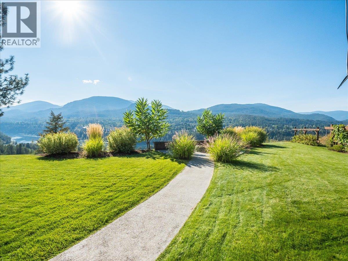 737 Prairie South Road, Castlegar, British Columbia  V1N 4K6 - Photo 7 - 10398989