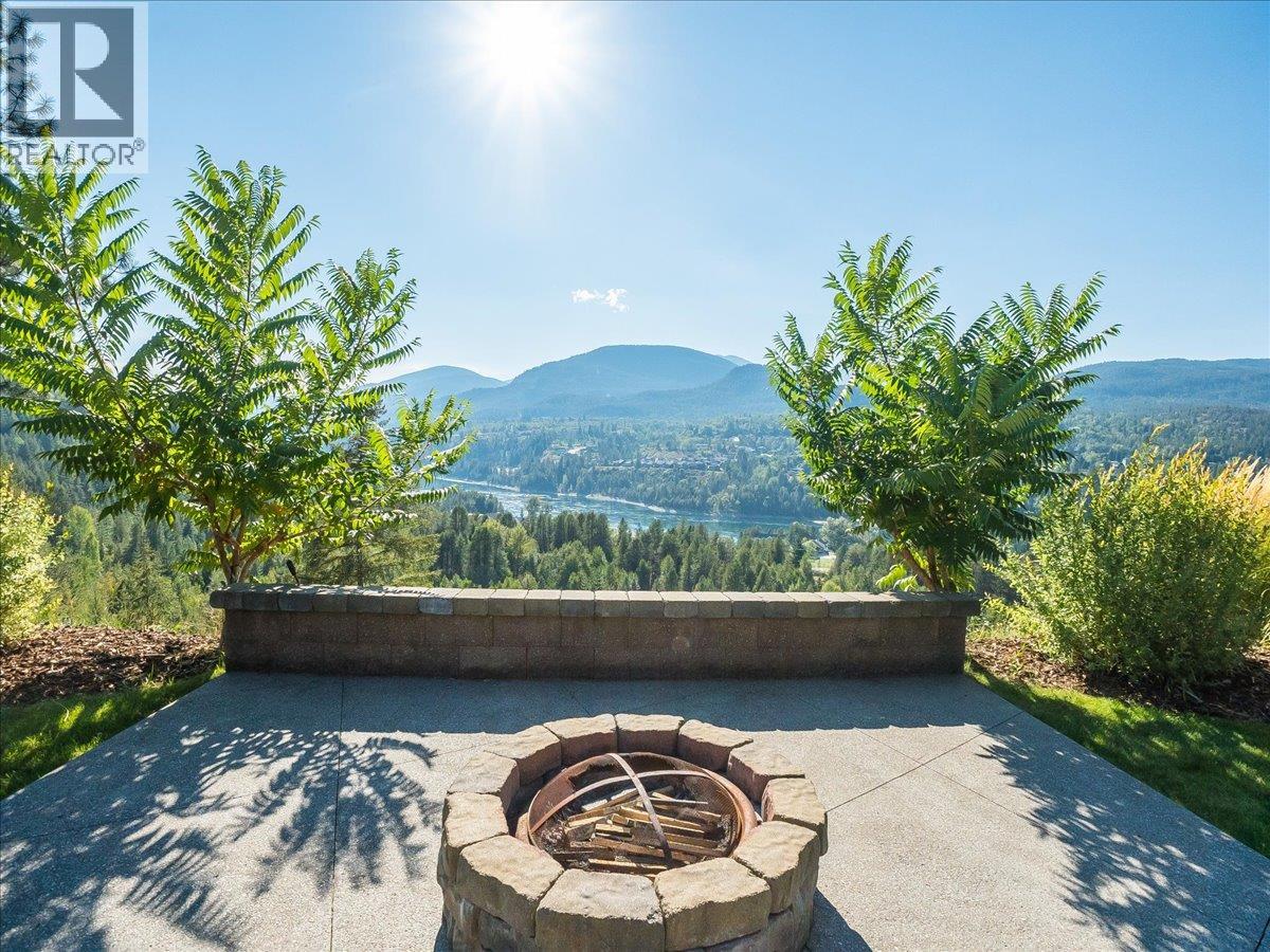 737 Prairie South Road, Castlegar, British Columbia  V1N 4K6 - Photo 8 - 10398989