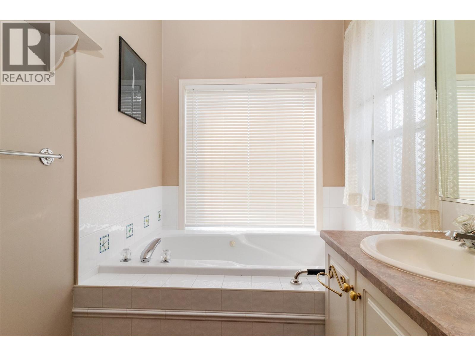 843 Lone Pine Drive, Kelowna, British Columbia  V1P 1A1 - Photo 21 - 10398975