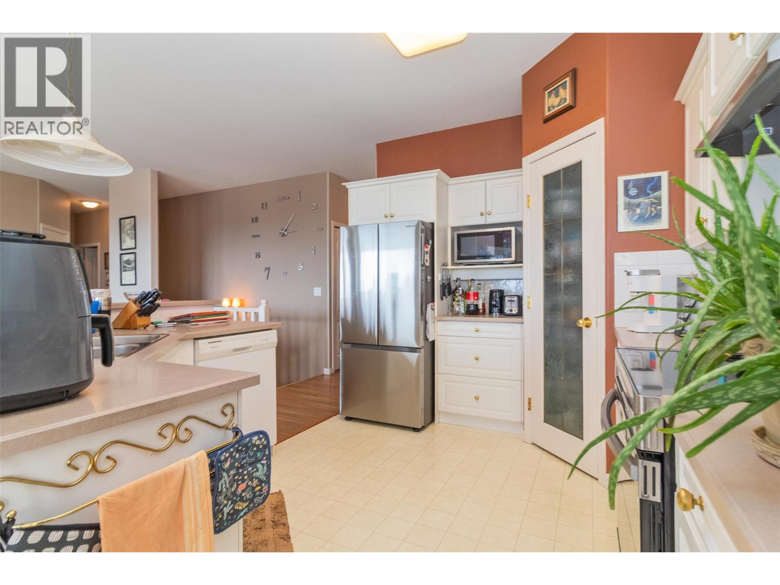 843 Lone Pine Drive, Kelowna, British Columbia  V1P 1A1 - Photo 4 - 10398975