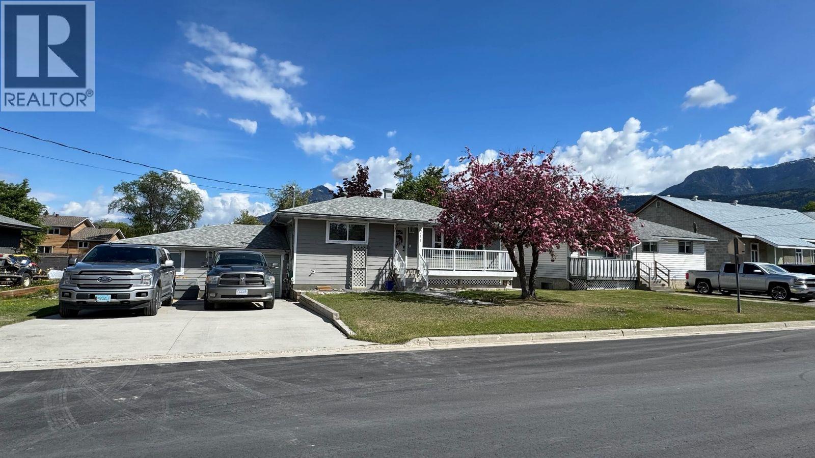 711 10th Street S, Golden, British Columbia  V0A 1H0 - Photo 1 - 10397870