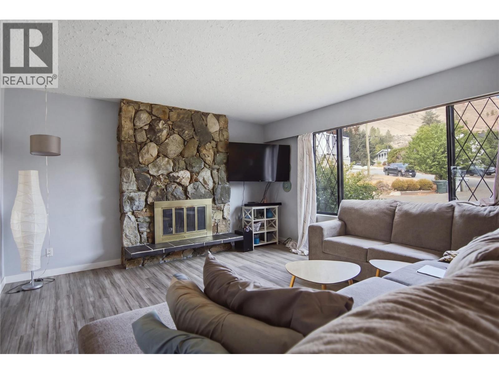 815 Kambia Crescent, Kamloops, British Columbia  V2B 7M8 - Photo 4 - 10398988