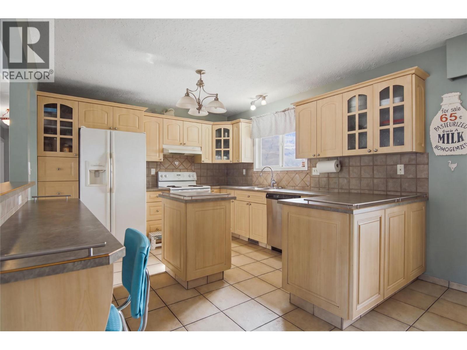 815 Kambia Crescent, Kamloops, British Columbia  V2B 7M8 - Photo 6 - 10398988