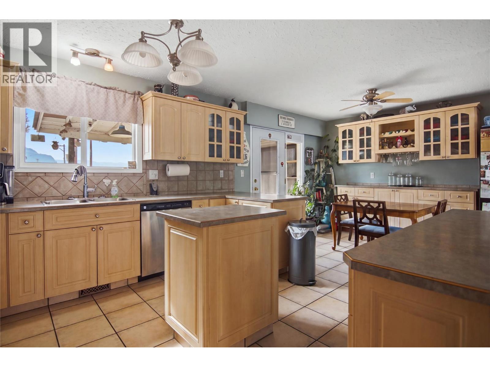 815 Kambia Crescent, Kamloops, British Columbia  V2B 7M8 - Photo 7 - 10398988