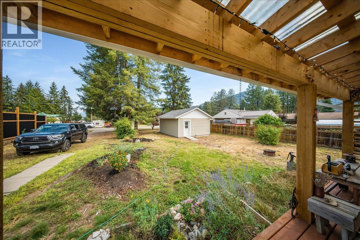 91 Holmes Road, Christina Lake, British Columbia  V0H 1E0 - Photo 31 - 10399080