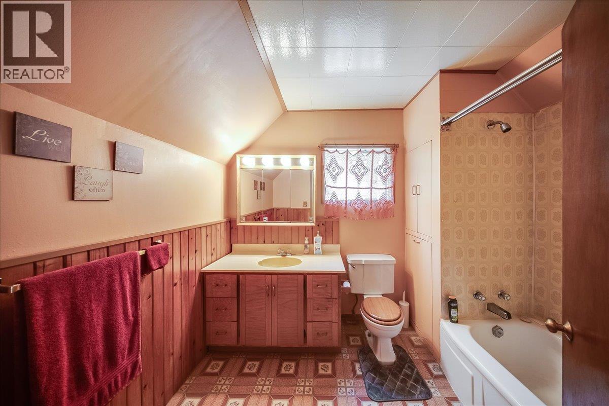 1924 Davis Street, Rossland, British Columbia  V0G 1Y0 - Photo 16 - 10399140