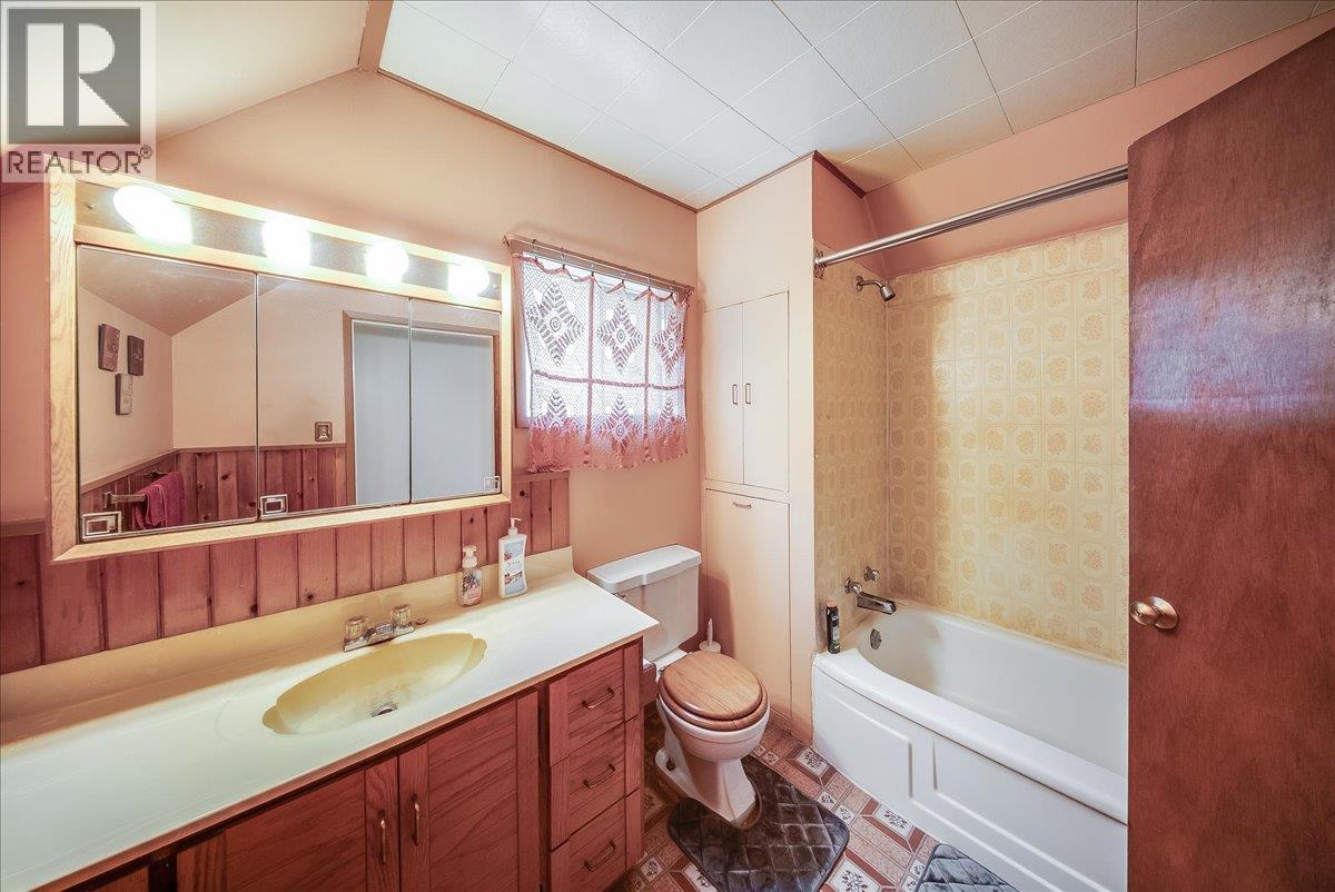 1924 Davis Street, Rossland, British Columbia  V0G 1Y0 - Photo 17 - 10399140