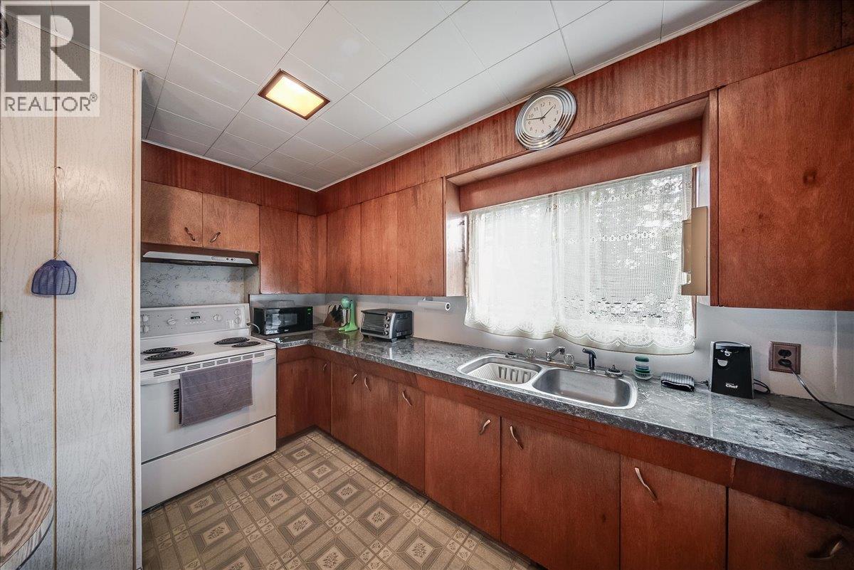 1924 Davis Street, Rossland, British Columbia  V0G 1Y0 - Photo 2 - 10399140