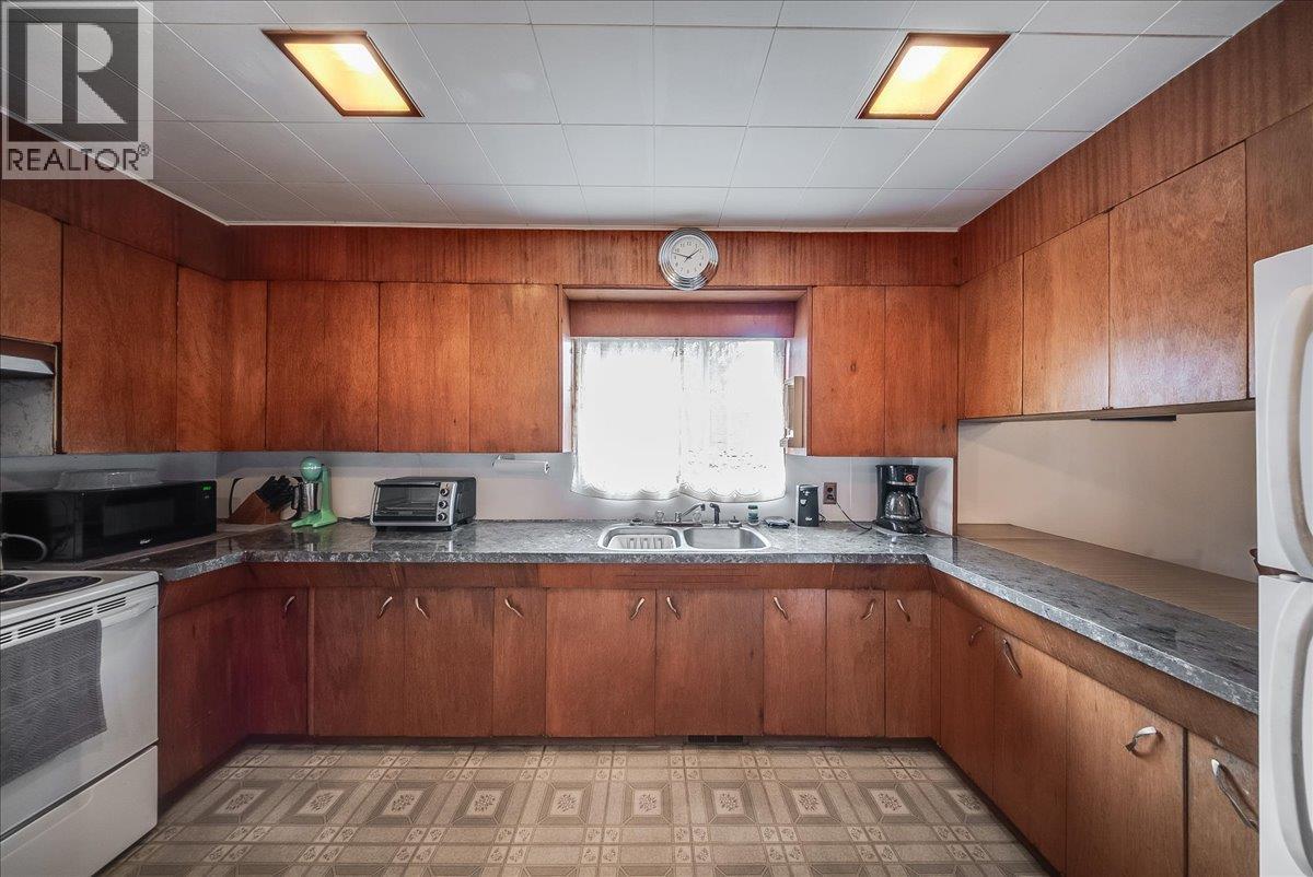 1924 Davis Street, Rossland, British Columbia  V0G 1Y0 - Photo 3 - 10399140