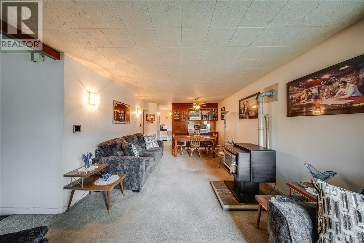 1924 Davis Street, Rossland, British Columbia  V0G 1Y0 - Photo 6 - 10399140