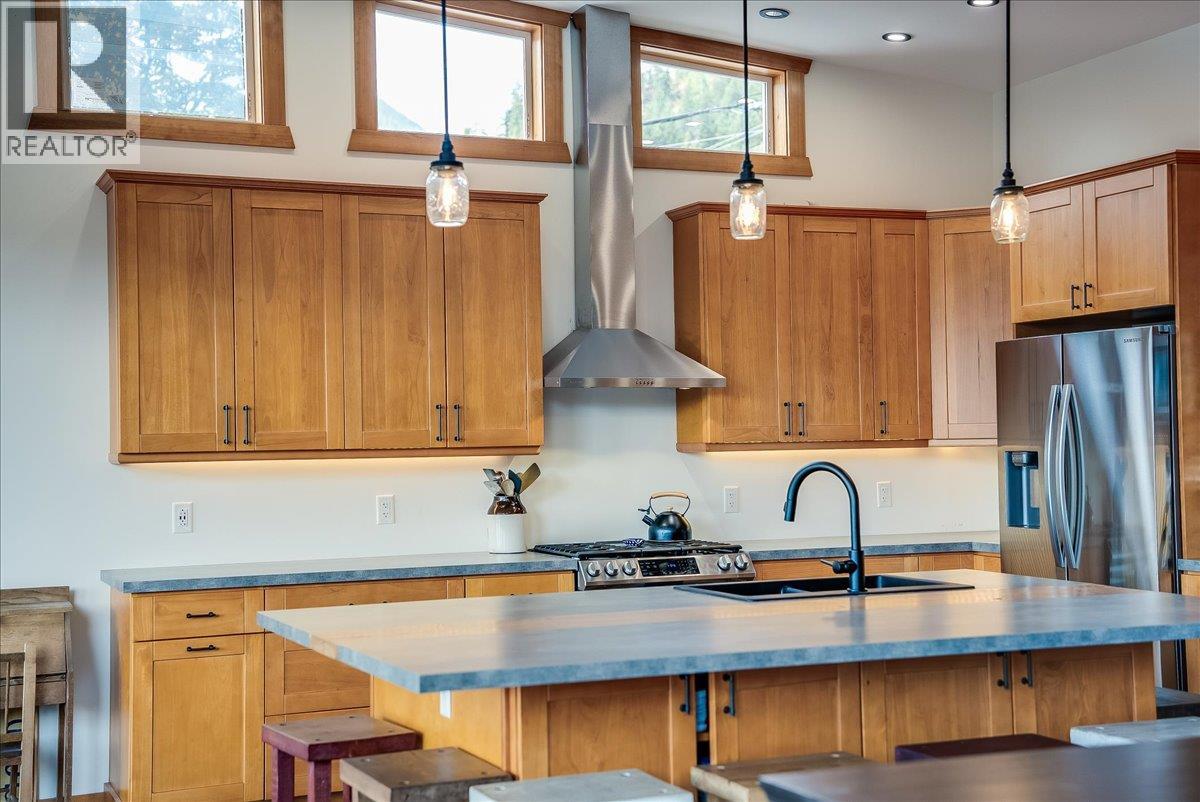 1715a Leroi Avenue, Rossland, British Columbia  V0G 1Y0 - Photo 3 - 10398986