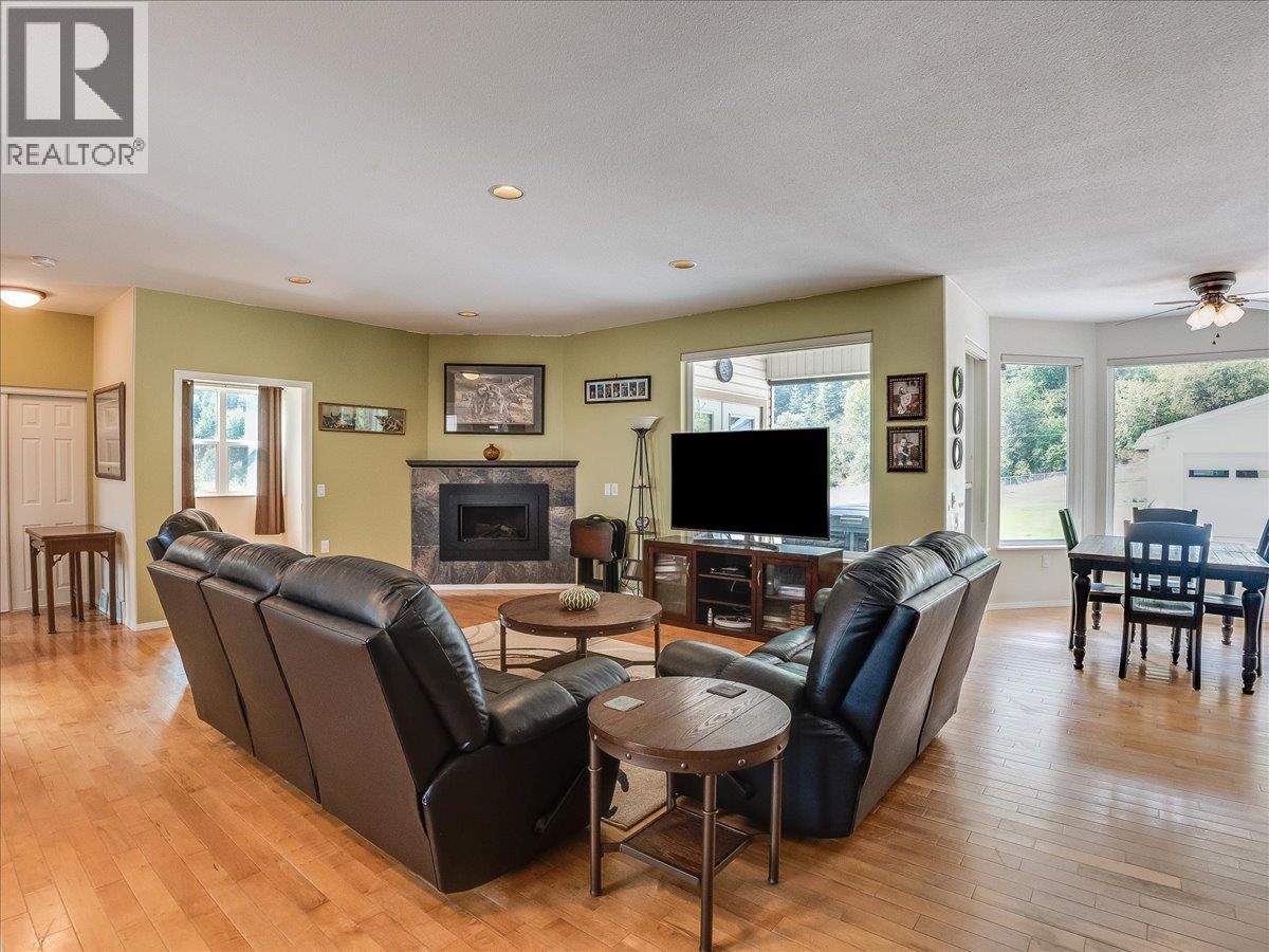 900 China Creek Road, Genelle, British Columbia  V0G 1G0 - Photo 6 - 10399241