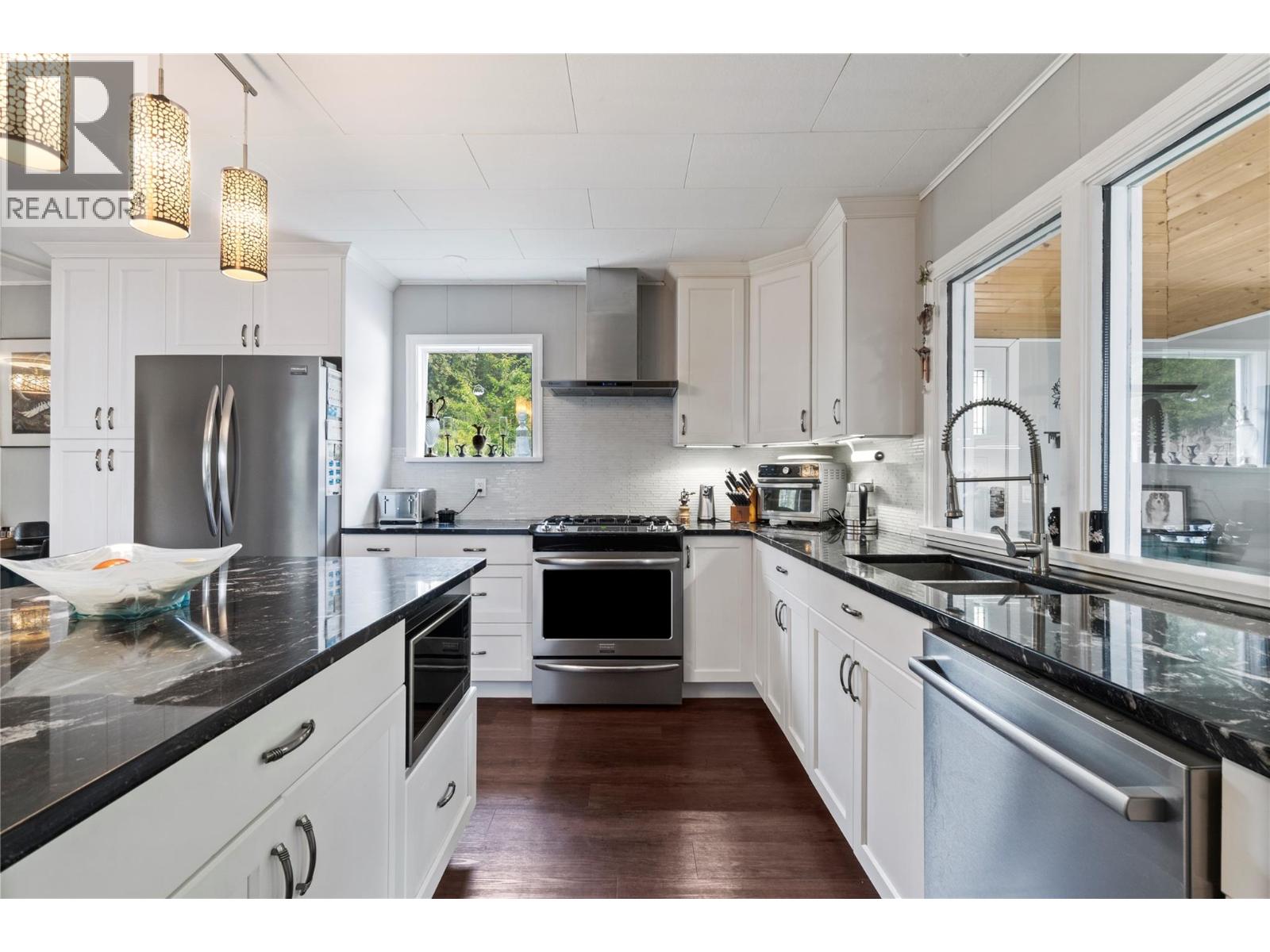 410 Foothill Road Sw, Salmon Arm, British Columbia  V1E 1T6 - Photo 9 - 10399078