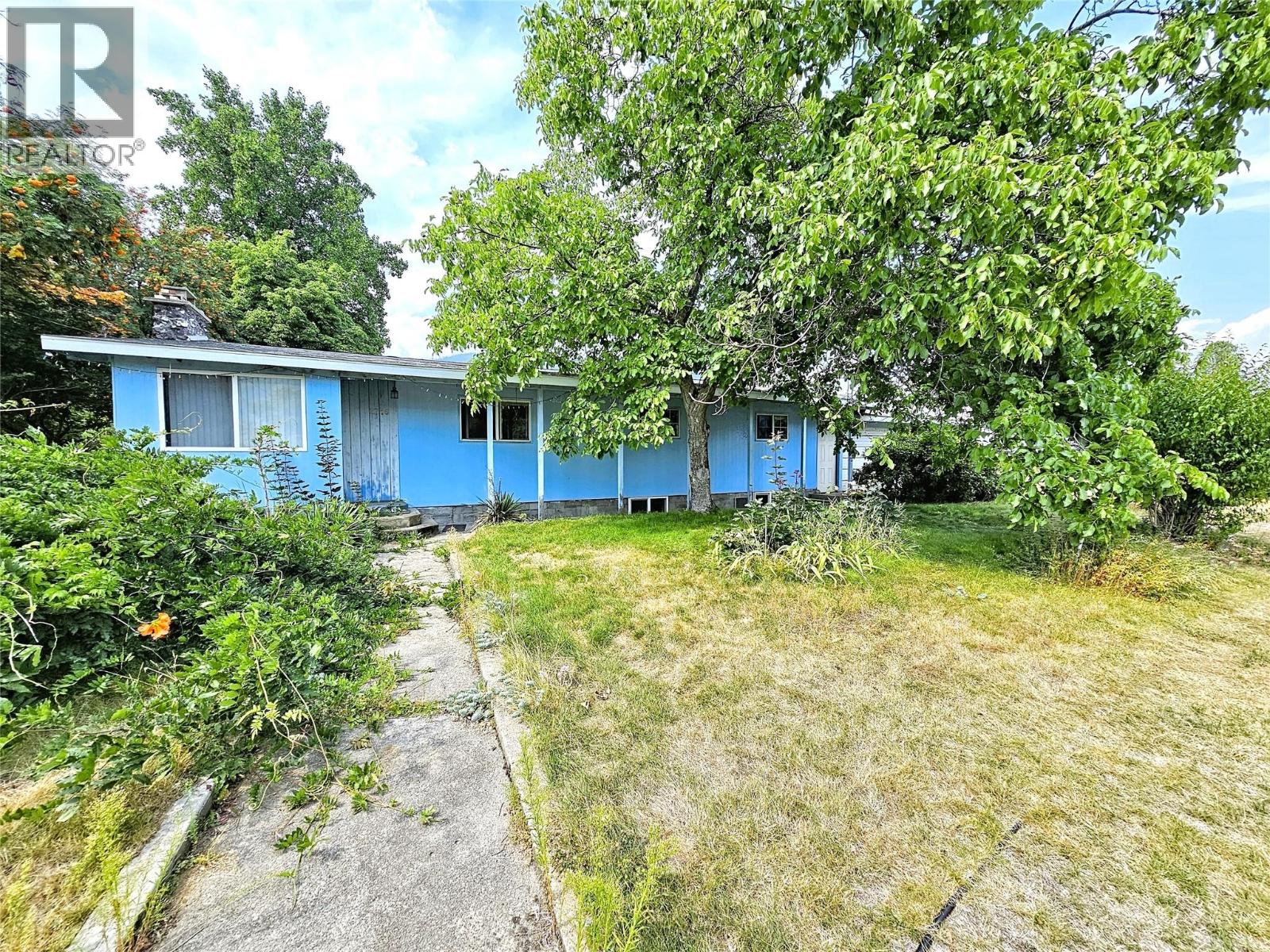 2716 4th Ave Avenue, Castlegar, British Columbia  V1N 2S2 - Photo 1 - 10399236