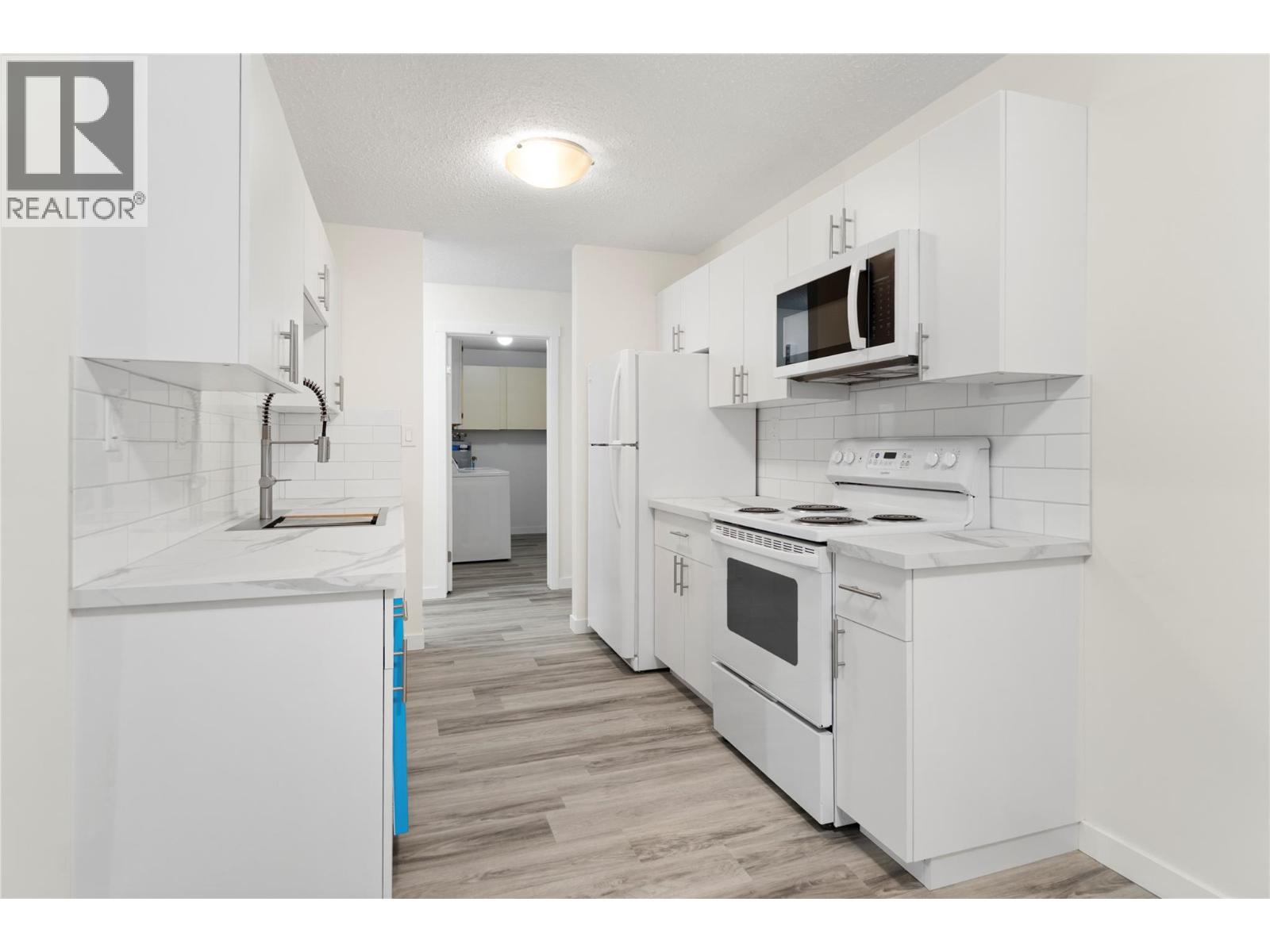200 Gerstmar Road Unit# 11, Kelowna, British Columbia  V1X 4A7 - Photo 2 - 10399277
