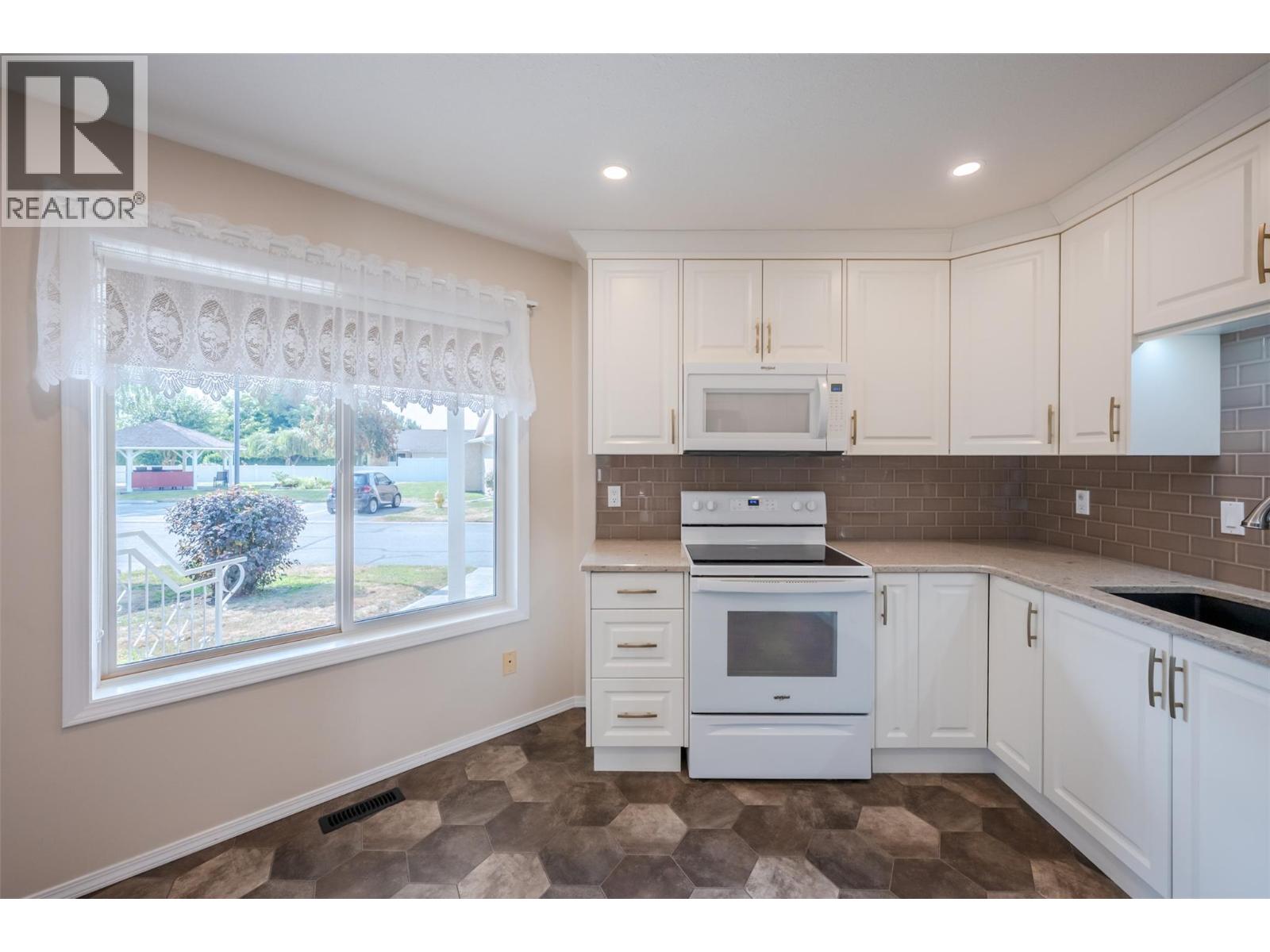 115 Redwing Place Unit# 18, Oliver, British Columbia  V0H 1T4 - Photo 5 - 10399229