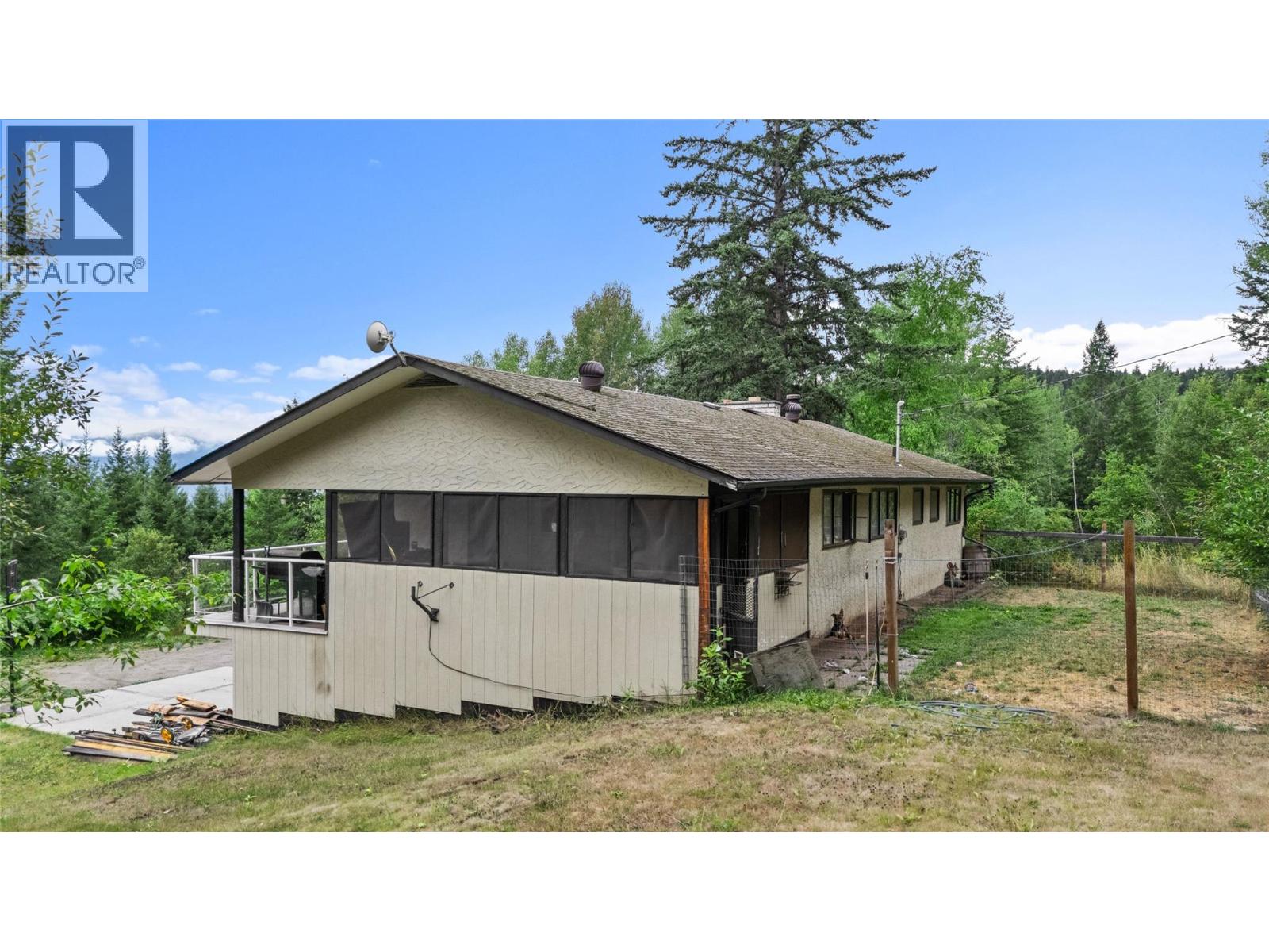 824 Barber Road, Clearwater, British Columbia  V0E 1N2 - Photo 3 - 10399348