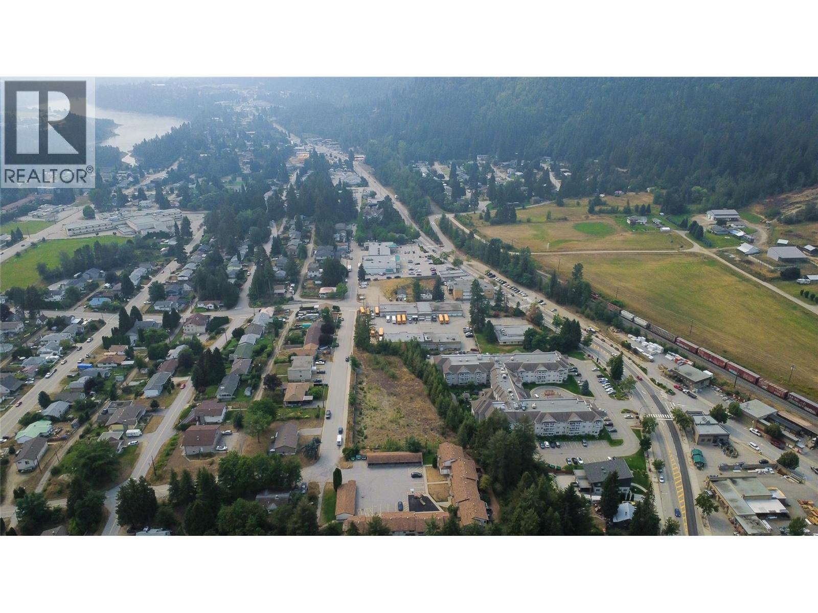 502 11th Avenue, Castlegar, British Columbia  V1N 1J5 - Photo 3 - 10397374