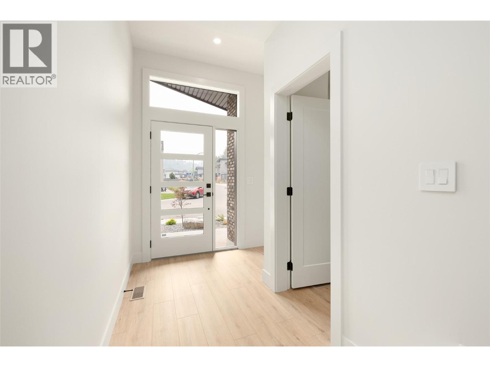 908 Bull Crescent, Kelowna, British Columbia  V1W 4N2 - Photo 4 - 10399472
