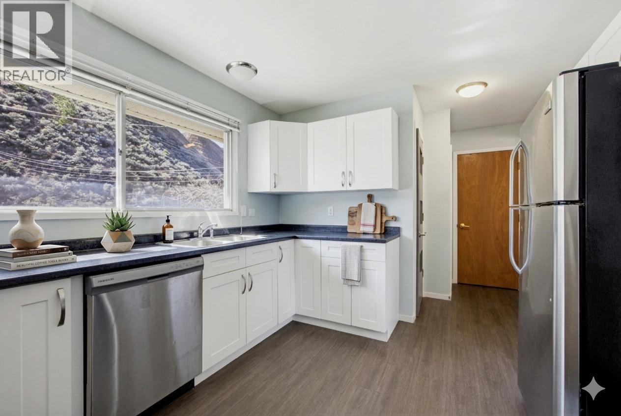2768 Valleyview Drive, Kamloops, British Columbia  V2C 4E8 - Photo 4 - 10399456