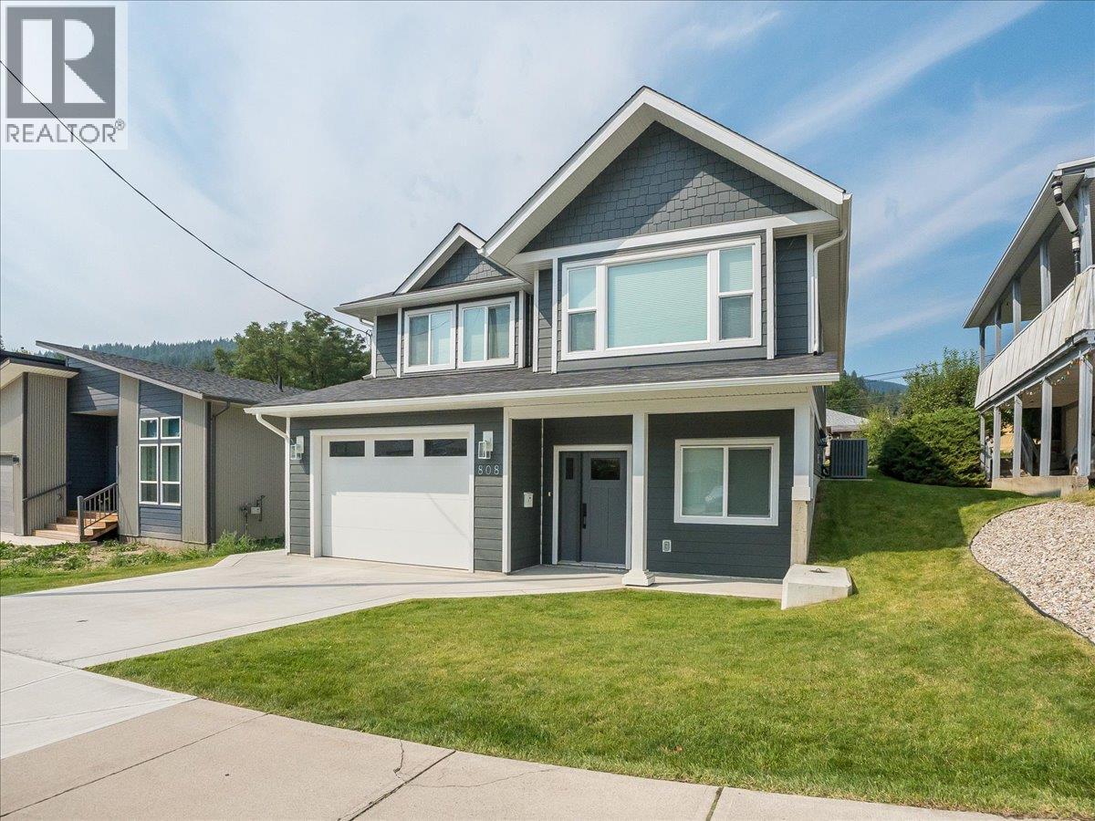 808 7th Avenue, Castlegar, British Columbia  V1N 1R9 - Photo 1 - 10399389