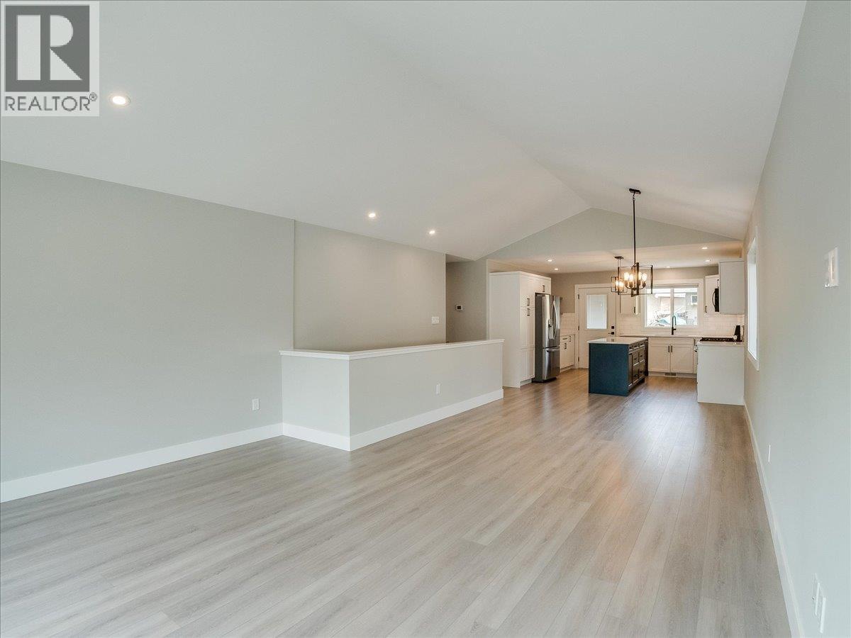808 7th Avenue, Castlegar, British Columbia  V1N 1R9 - Photo 12 - 10399389
