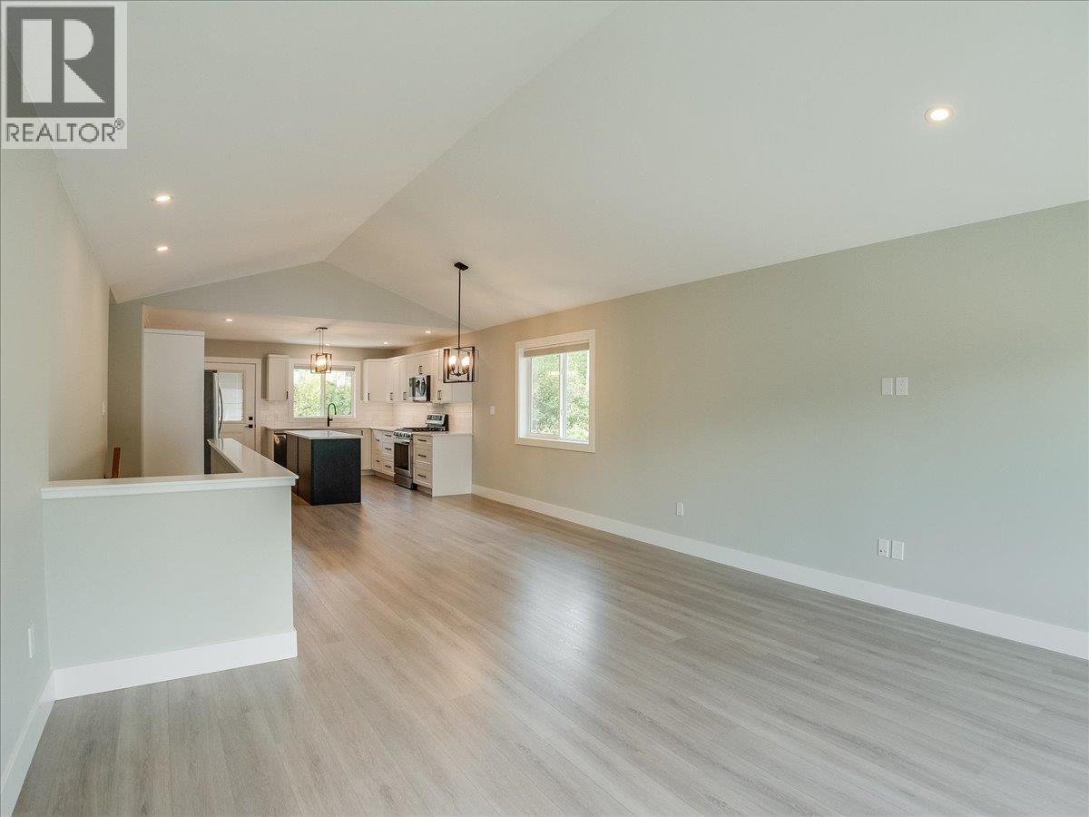 808 7th Avenue, Castlegar, British Columbia  V1N 1R9 - Photo 13 - 10399389