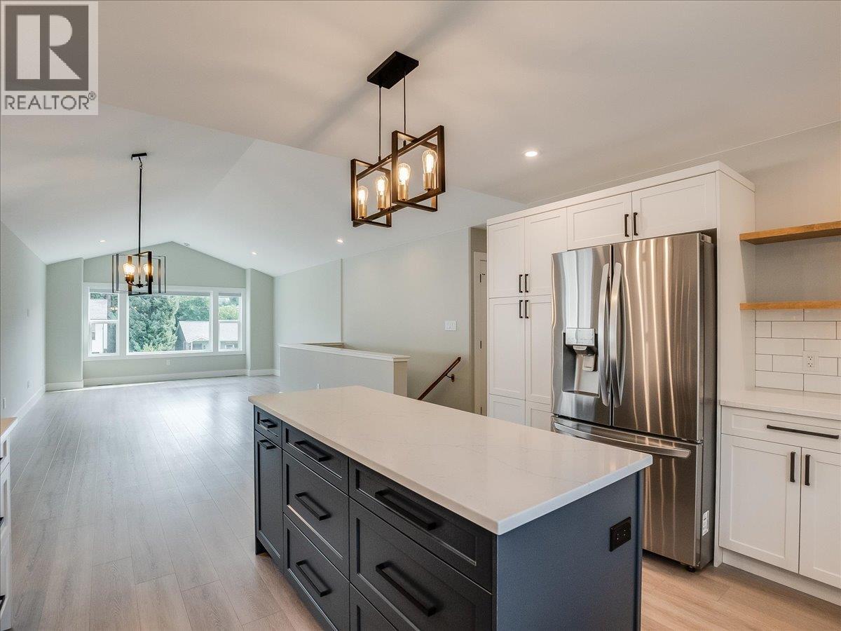 808 7th Avenue, Castlegar, British Columbia  V1N 1R9 - Photo 17 - 10399389