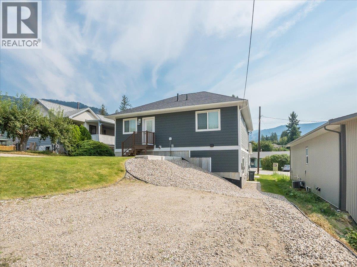 808 7th Avenue, Castlegar, British Columbia  V1N 1R9 - Photo 3 - 10399389
