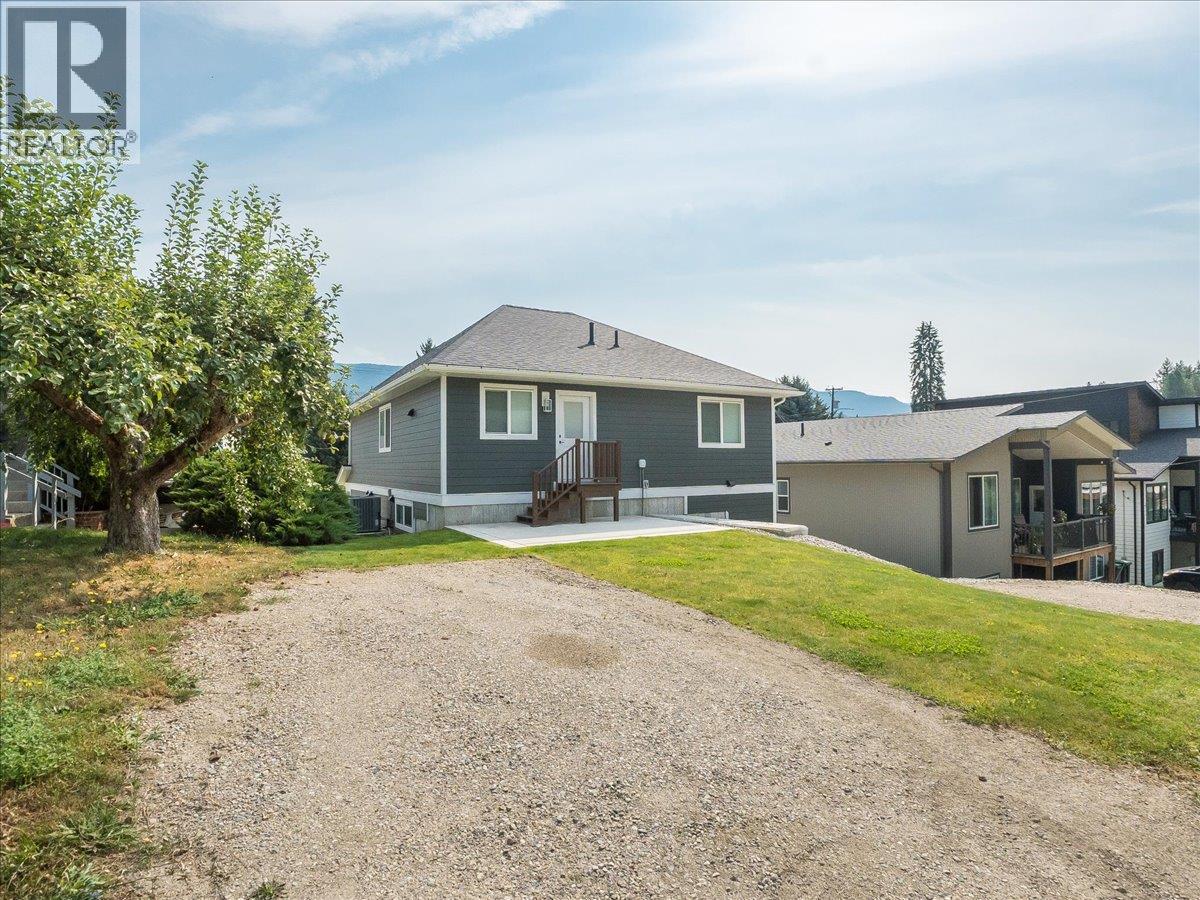 808 7th Avenue, Castlegar, British Columbia  V1N 1R9 - Photo 4 - 10399389