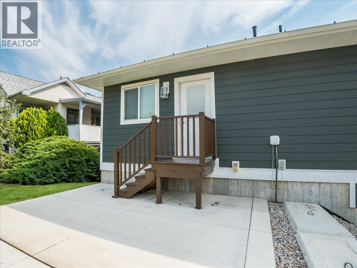808 7th Avenue, Castlegar, British Columbia  V1N 1R9 - Photo 41 - 10399389