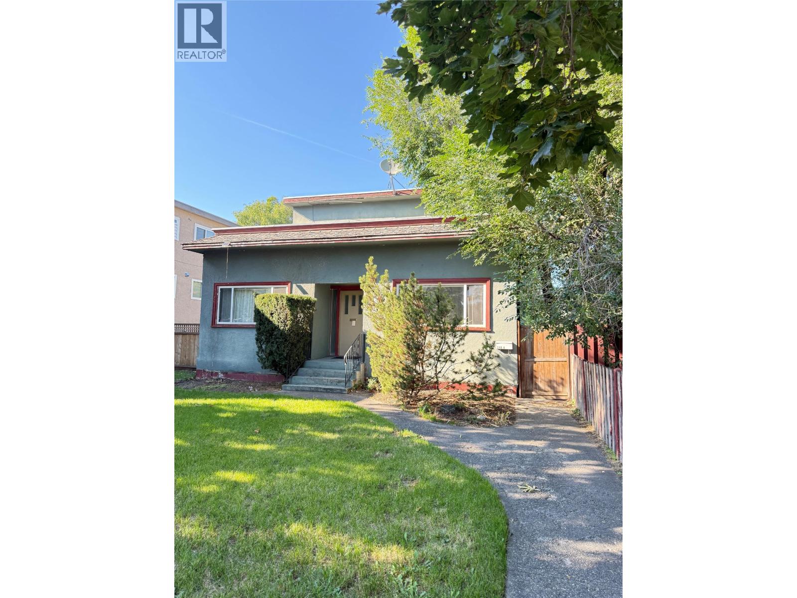 748 Bernard Avenue, Kelowna, British Columbia  V1Y 6P5 - Photo 2 - 10399184