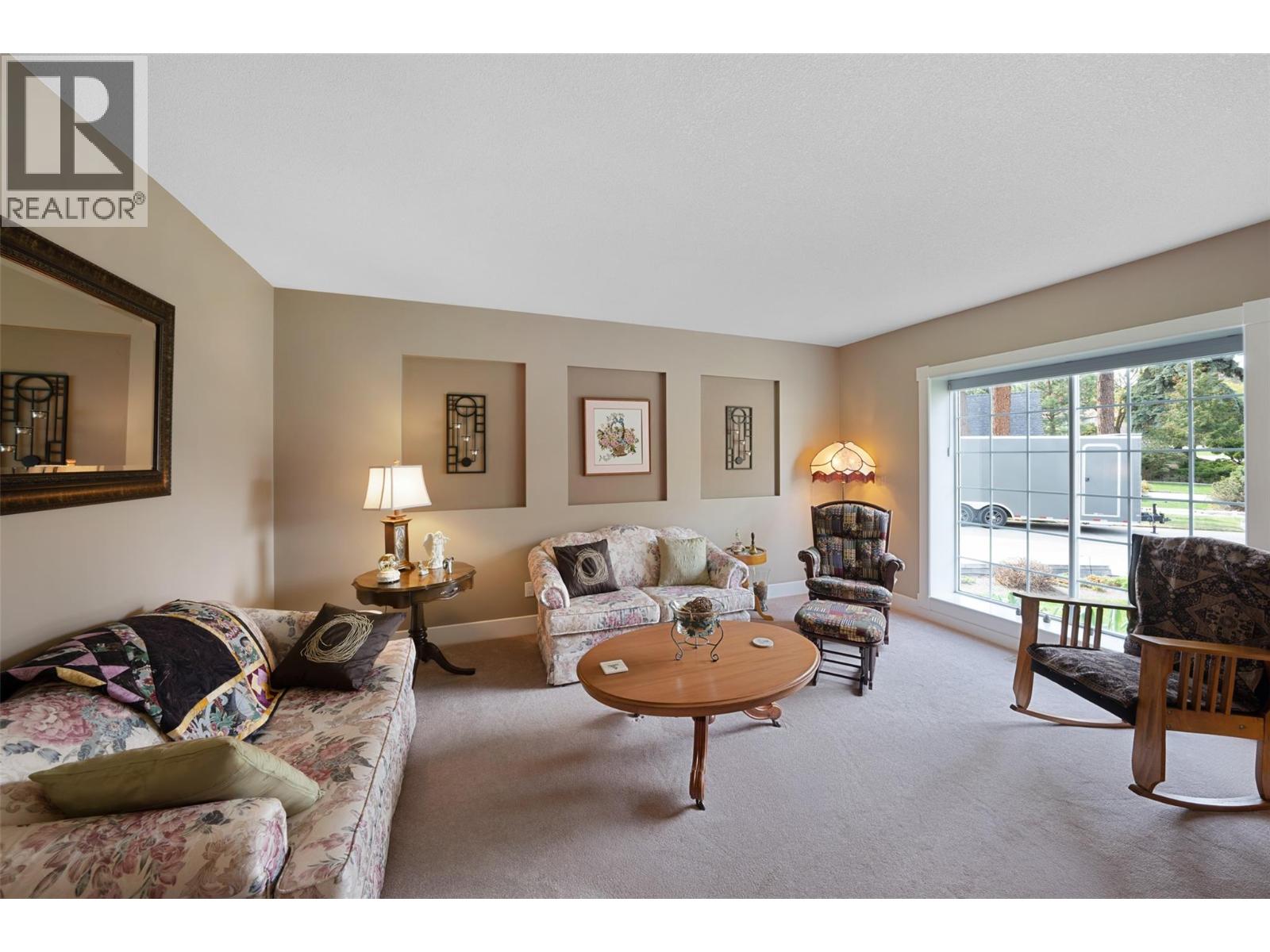 205 Merlin Court, Kelowna, British Columbia  V1V 1N2 - Photo 2 - 10399354