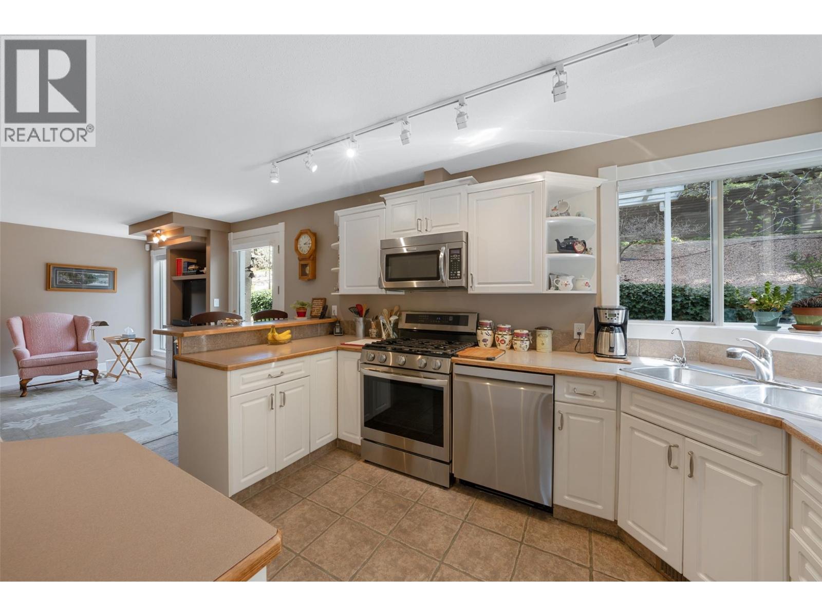 205 Merlin Court, Kelowna, British Columbia  V1V 1N2 - Photo 6 - 10399354