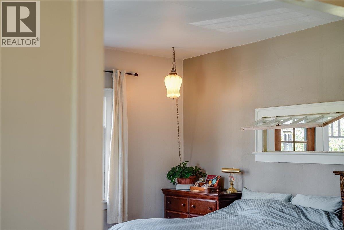 2433 First Avenue, Rossland, British Columbia  V0G 1Y0 - Photo 12 - 10399495