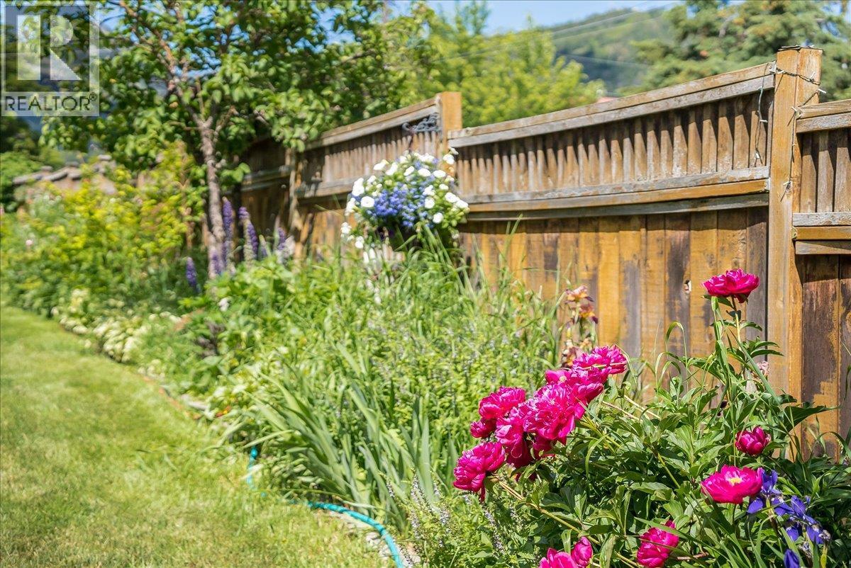 2433 First Avenue, Rossland, British Columbia  V0G 1Y0 - Photo 3 - 10399495