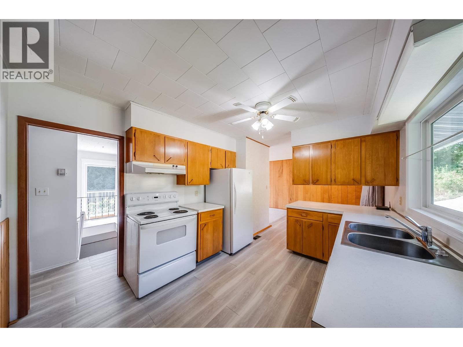 1048 Christie Road, Montrose, British Columbia  V0G 1P0 - Photo 3 - 10398908