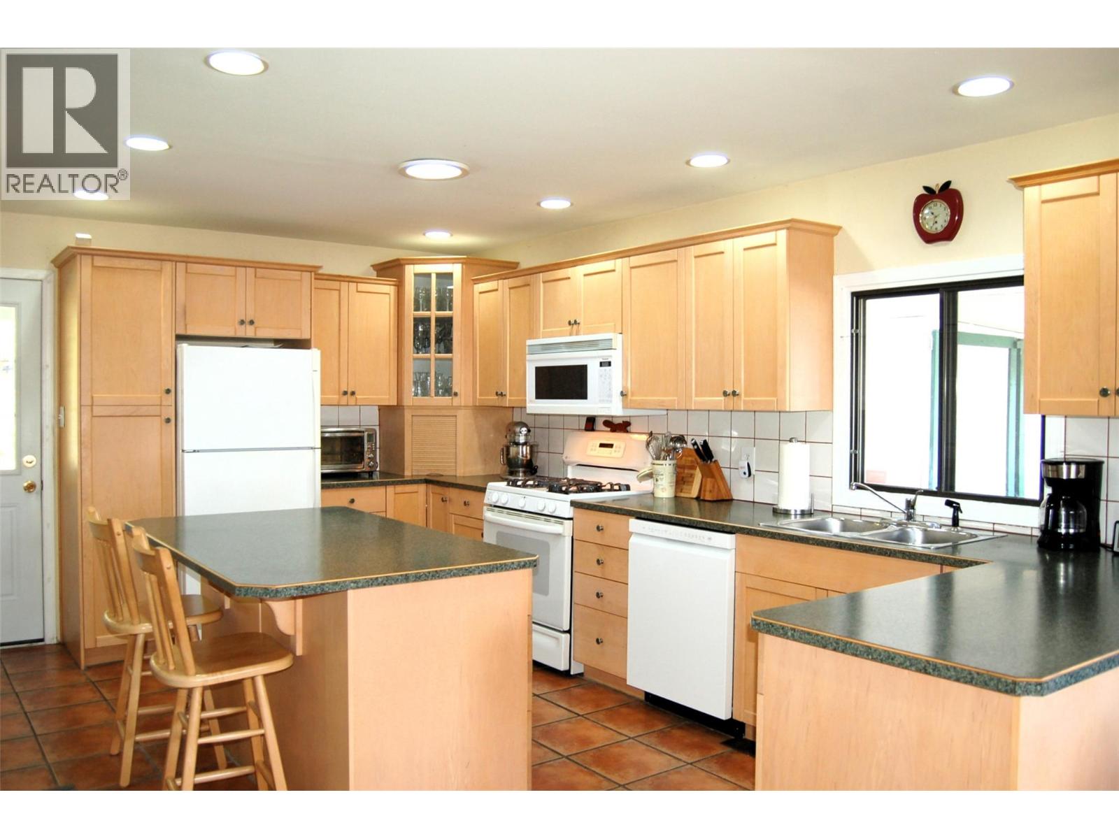 10504 Ritchie Street, Summerland, British Columbia  V0H 1Z5 - Photo 2 - 10399538