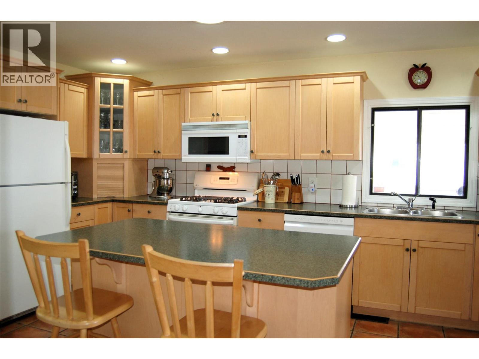10504 Ritchie Street, Summerland, British Columbia  V0H 1Z5 - Photo 3 - 10399538