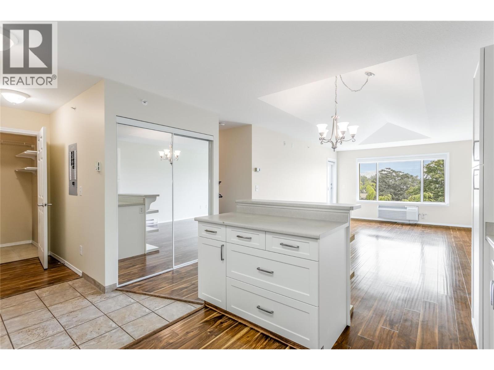 250 Dougall Road N Unit# 405, Kelowna, British Columbia  V1X 3K5 - Photo 4 - 10397425