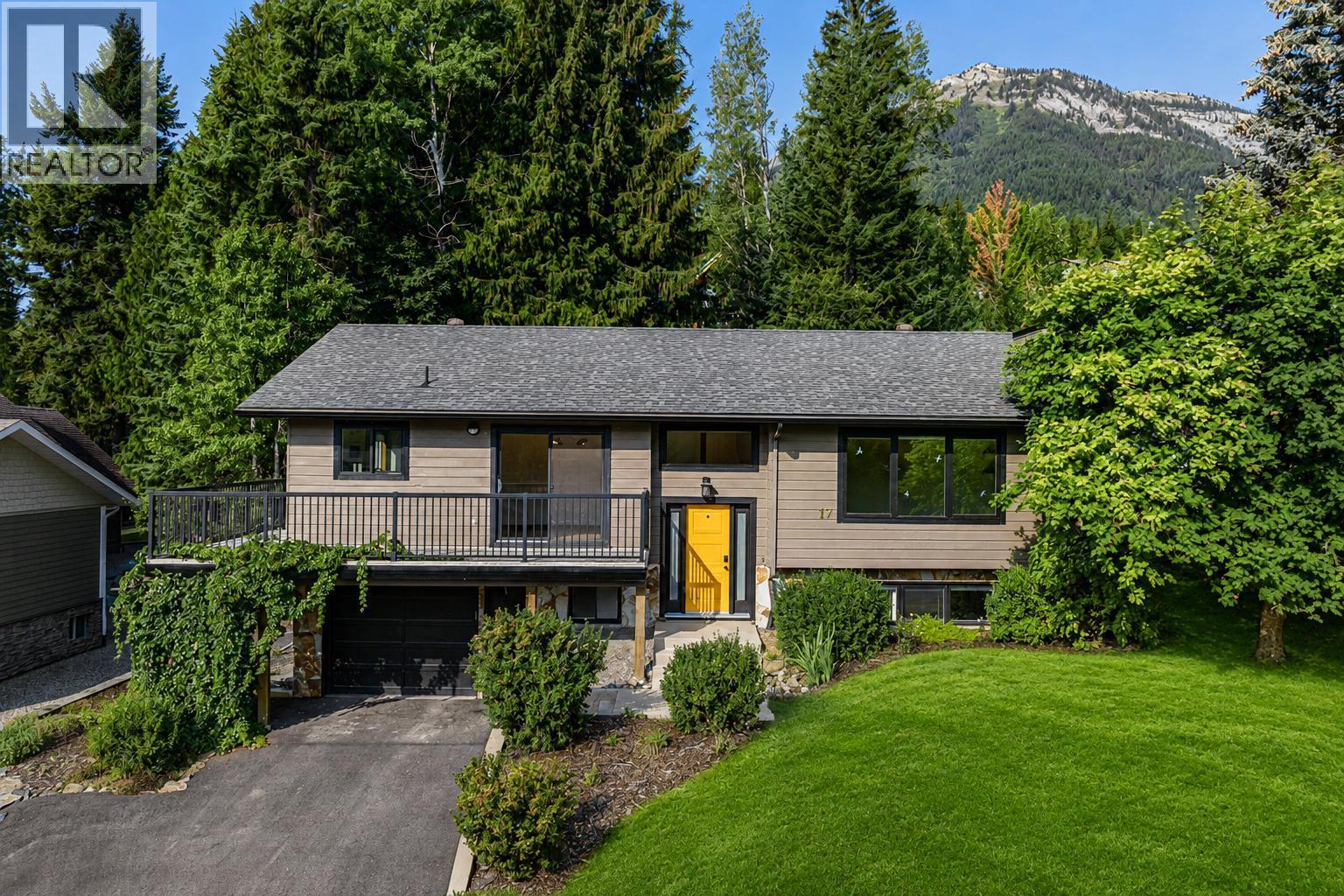 17 Parkland Drive, Fernie, British Columbia  V0B 1M5 - Photo 1 - 10395997