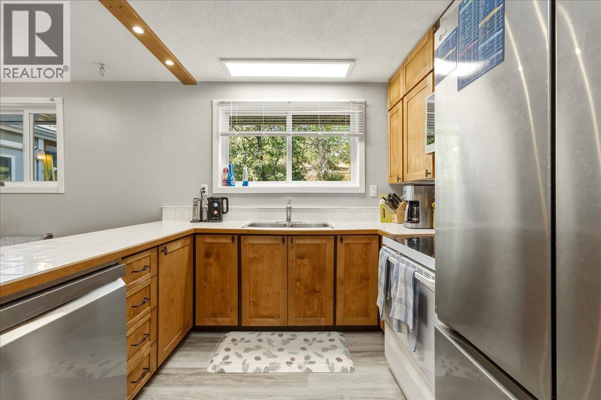 8404 Lakeview Drive, Coldstream, British Columbia  V1B 1W3 - Photo 10 - 10399482