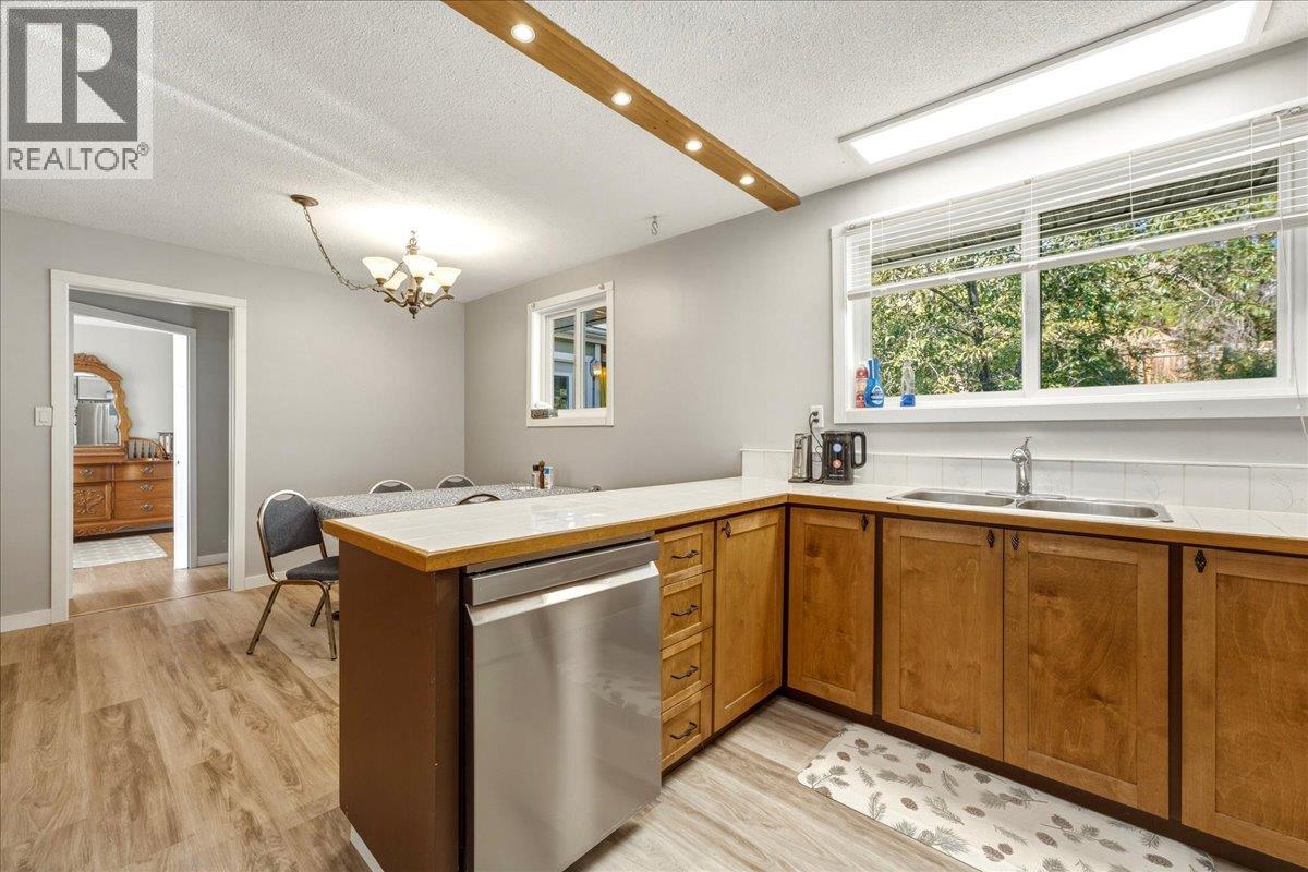 8404 Lakeview Drive, Coldstream, British Columbia  V1B 1W3 - Photo 11 - 10399482
